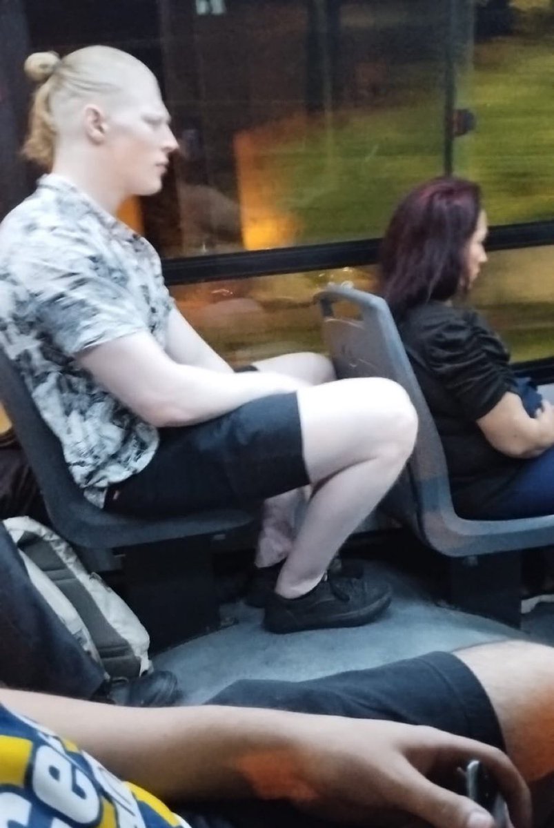 cobra millones al año, juega en uno de los mejores equipos del mundo, acaba de jugar un partidazo contra el madrid en champions, y se vuelve a casa en autobus, el astro noruego si es el ejemplo de la humildad que le faltan a muchos futbolistas hoy en dia, esto te honra, erling