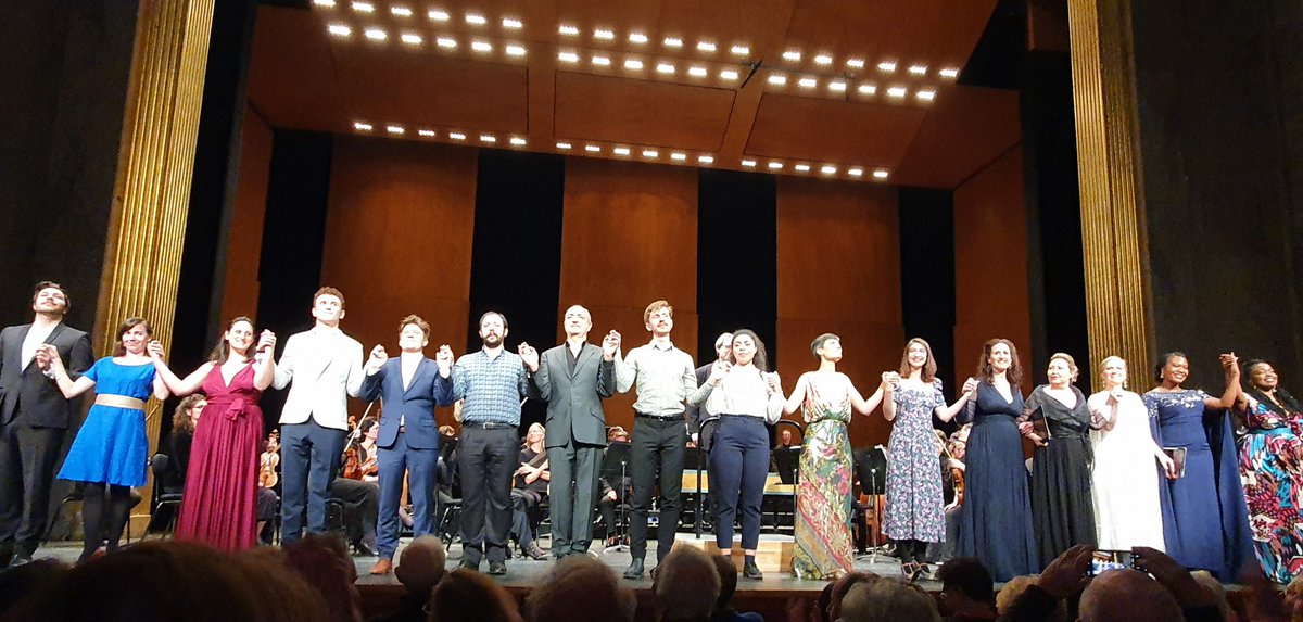 Ce soir au @TCEOPERA <a href="/operafuoco/">OperaFuocoDS</a> fêtait ses 20 ans ! Très belle soirée où les élèves actuels et les anciens de l'académie ont enchanté le public, tout comme bien sûr la marraine #KarineDeshayes. Un grand bravo et un immense merci à <a href="/dSternConductor/">David Stern</a> !