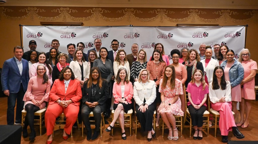 govstrategies's tweet photo. We are proud to sign the @HamiltonCntyOH Pay Equity Commitment. Many thanks to the Hamilton County Commission on Women &amp; Girls for centering the important issue of gender- and race-based pay equity for nonprofit and for-profit companies alike in our County! https://t.co/pKejBQ3iBA