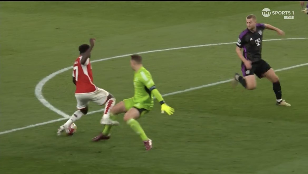 Have no clue why Saka has decided to jump into to Neuer to win a penalty instead of just going past him for a clear shot on goal. At one point Saka looks to have two feet off the ground in order to make contact. #AFC #UCL