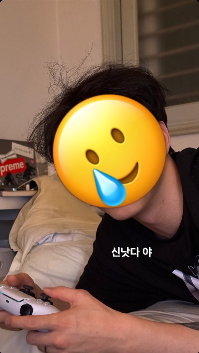 mangcco's tweet image. This is why they're bored to de4ths without each other🥲 look how fun it is, the first thing they're doing in the morning is spending their time with giggling and laughing in the bed, not to care about anything just have fun🥹😂