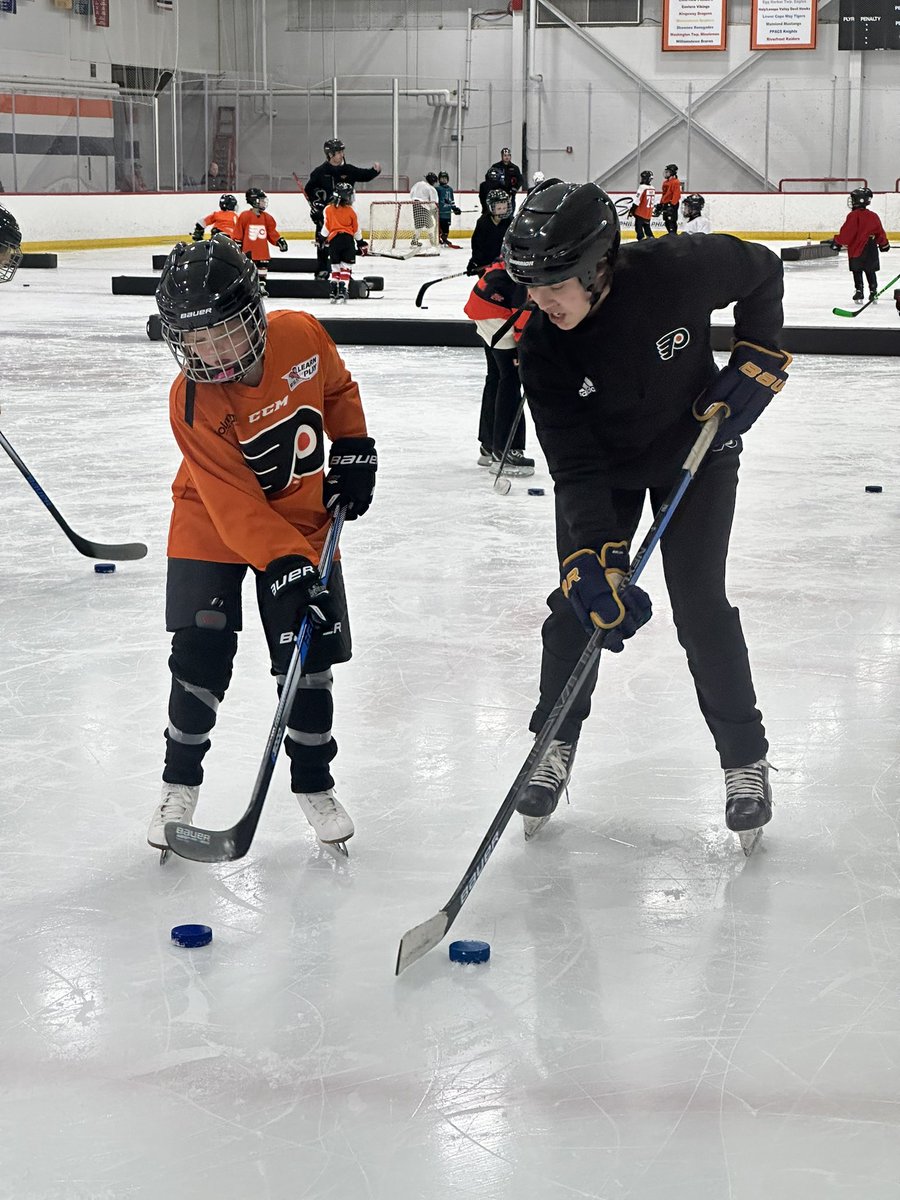Leading by example! Jasmine Martinez served as a guest instructor during last night’s Girls Flyers Rookie Program session!  Jasmine played youth hockey at Snider before playing at Neumann University. She now works in Community Relations and Hockey Development for the Flyers!