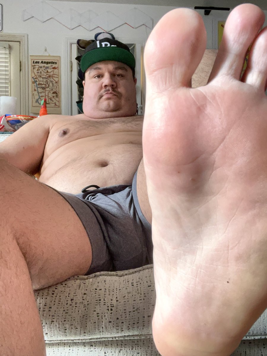 TallMasterBeefy's tweet photo. Where are all the good boys in So Cal who need a master to serve regularly? #masterforsub #choreslave #humanfootrest #California #footfetish #domesticslave #giant #macrophillia #realgiant https://t.co/NFROzX75kO