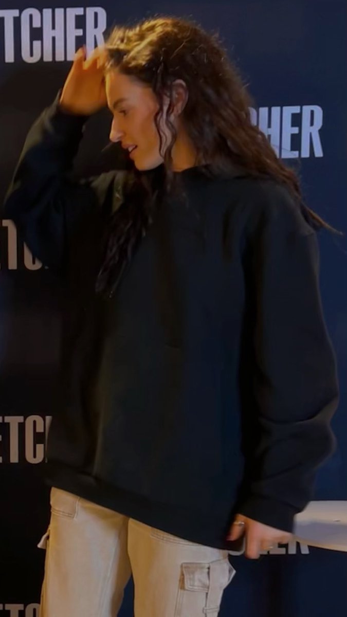 JadeMoonface's tweet photo. this is how she looked at me how do u expect me to not think about this every day?? https://t.co/qad5XL9NF3
