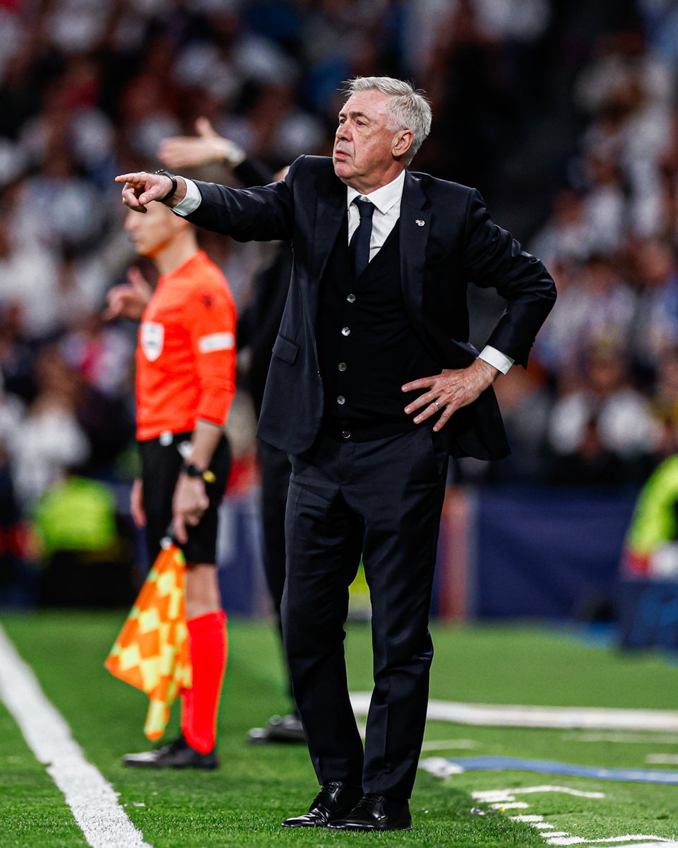 👔 @MrAncelotti has become the first coach to reach 200 matches in the @ChampionsLeague!
#RealFootball | #UCL