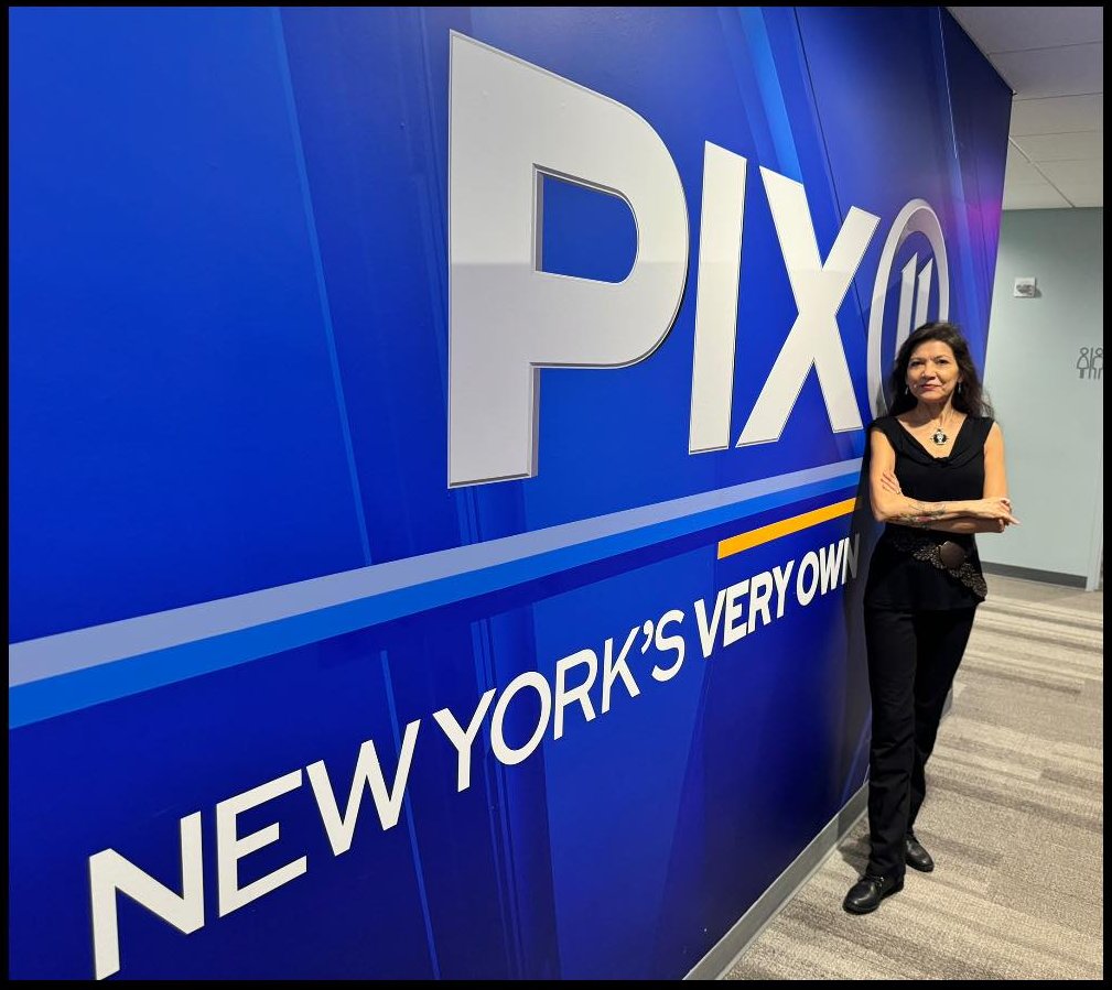Ready for the interview! At #PIX11 TV, looking forward to talking about the Power of Art! 
Join us for the @NYWomensFdn Celebrating Women Breakfast on May 8; info: give.nywf.org/.../2024-celeb…
#AndreaArroyoArt #ArtAsSolidarity #feministartist 
@ArtsCRNY Thank you @monicamoralestv