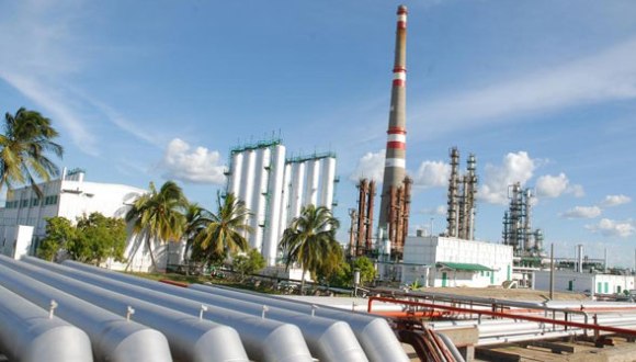 UlisesGuilarte's tweet photo. Durante la visita a la Refinería de Petróleo Camilo Cienfuegos se intercambió con el Consejo de Dirección y trabajadores sobre sus estratégicos compromisos productivos e insatisfacciones con determinadas regulaciones salariales. #Cuba🇨🇺 #PorCubaJuntosCreamos #1Mayo #GenteQueSuma https://t.co/115CHZg4af
