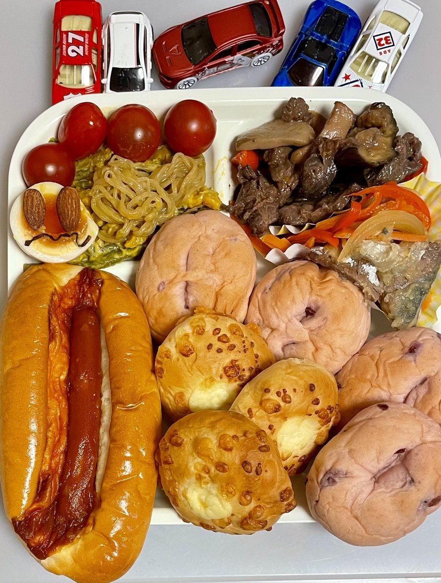 yuuttyryusei's tweet image. おはようございます🚵‍♂️
今日の朝ご飯は、イトーヨーカ堂のサルサソースのウインナーパン、もちもち食感クランベリーロール、国産小麦のチーズパン、白滝とごぼうのサラダ、鯵の南蛮漬け、ハラミと野菜炒めです🧀
今日もよろしくお願い致します🙏