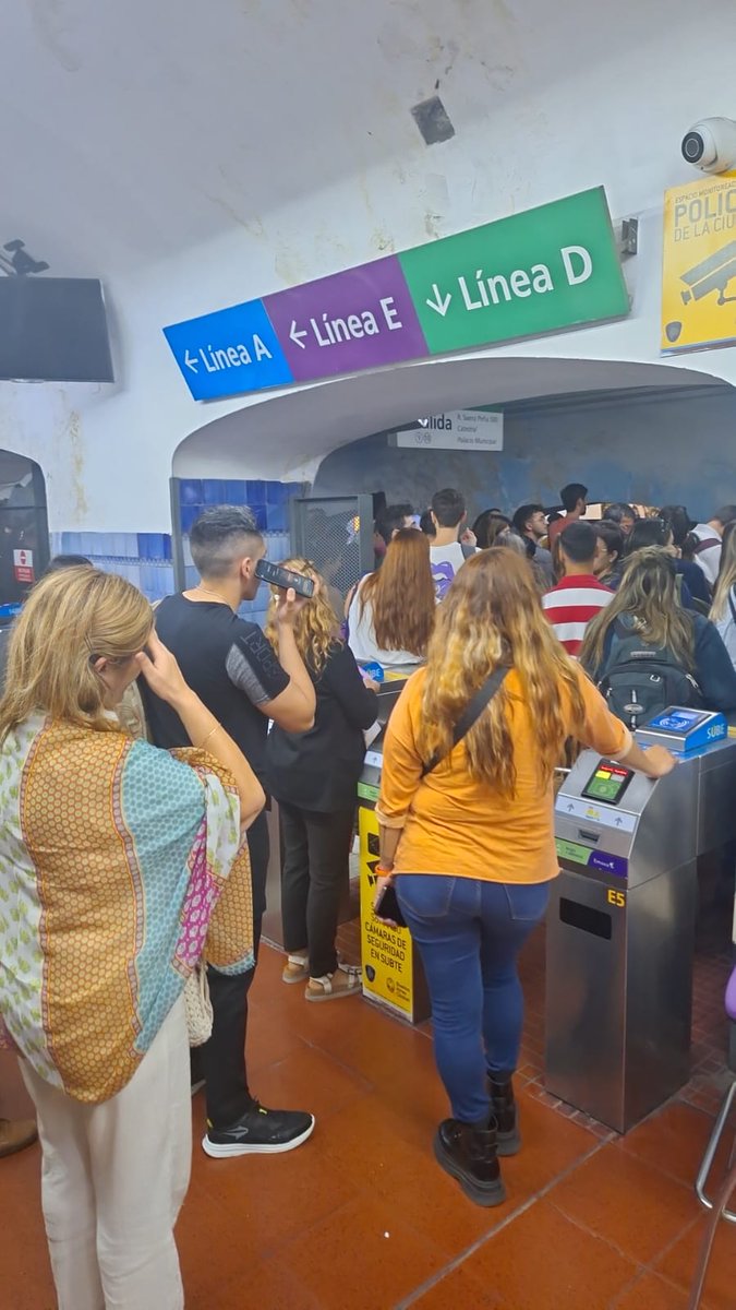 El peor servicio del mundo línea D de #Subte. 2 meses cerrada y ahora frecuencia de 10, 15 minutos <a href="/gcba/">Buenos Aires Ciudad</a> <a href="/jorgemacri/">Jorge Macri</a> <a href="/basubte/">BA Subte</a>.