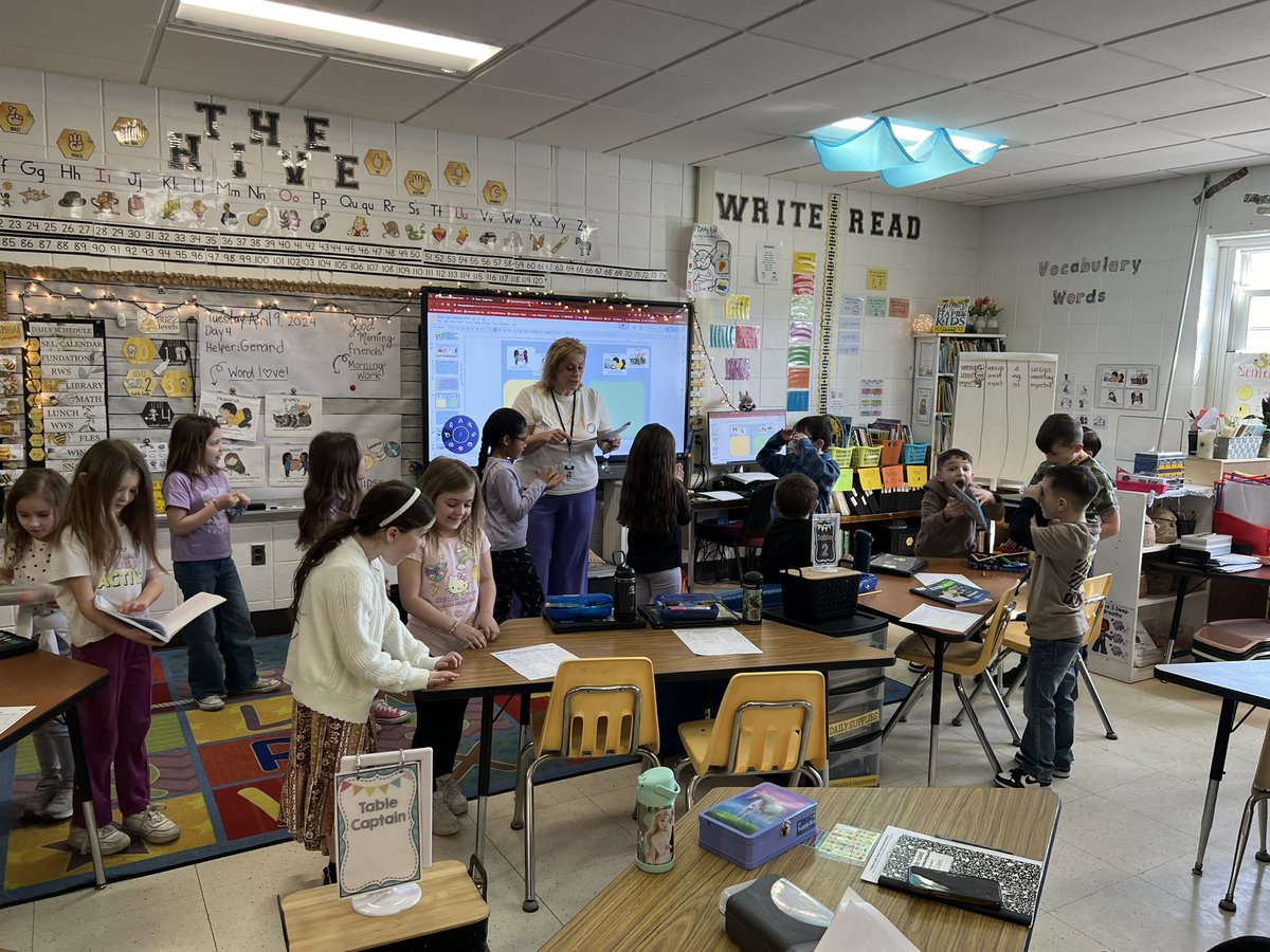 Grateful for the opportunity to have Plainview teachers visit our SSS K-2 building, highlighting our team's commitment to vocabulary and Word Love! 📚 #Collaboration @jm_jackson_esm @DrJChristie9 @KSeidel23 #ESMsharks