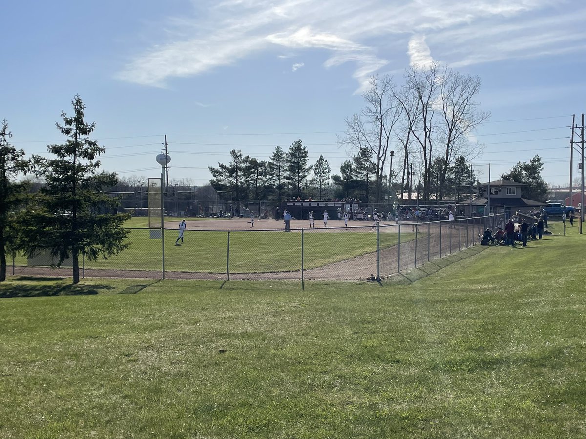A great day for some baseball and softball at Clinton! Both teams currently up 2 and in the 5th over Dundee! ☀️ ⚾️🥎