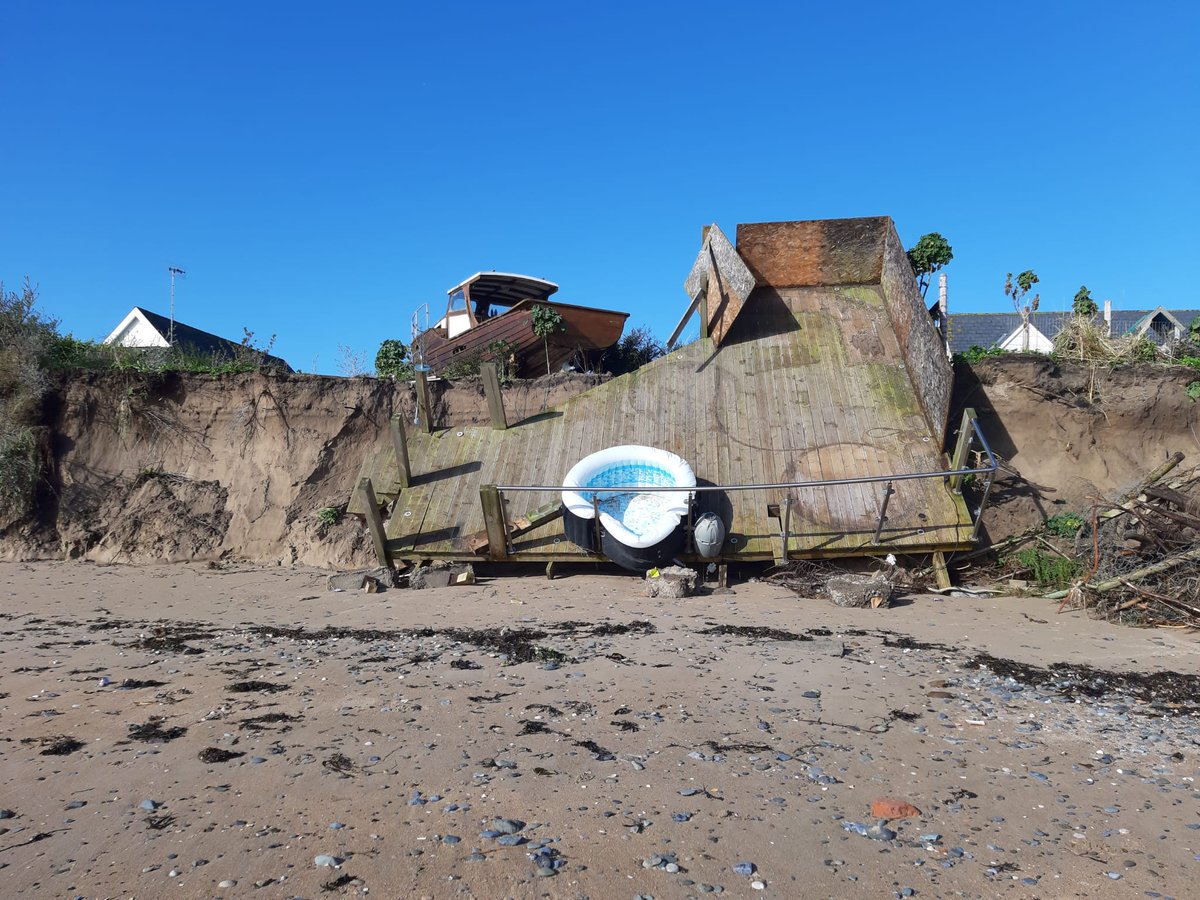 davidshevlin15's tweet photo. @rtenews RTE doesn't have to go to Wexford to see the destruction caused by coastal erosion. Just outside the capital city in north country Dublin is Portrane beach which has been fighting erosion for years and is threatening the homes of the residents along the coast https://t.co/RjgSCWkDNk
