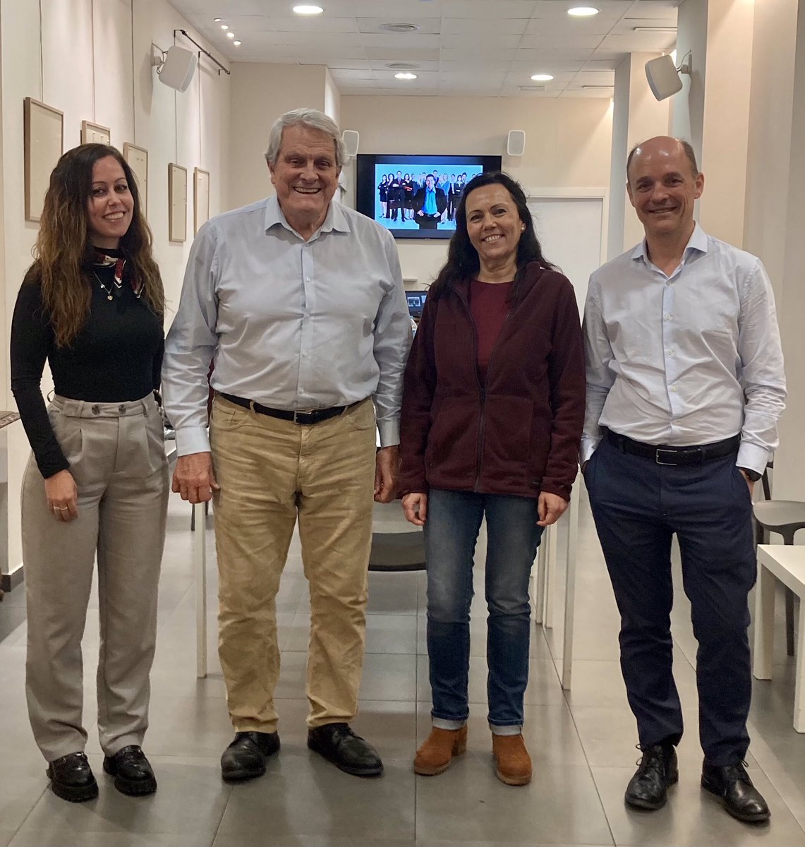 paco_grau's tweet photo. Mis alumnos comprenden perfectamente que lo importante no es sólo disfrutar del curso o del taller de oratoria en el que han participado, sino que lo esencial es practicar lo aprendido en esas sesiones didácticas en las que les he enseñado a ser unos excelentes comunicadores. https://t.co/PY7CO3PG5L