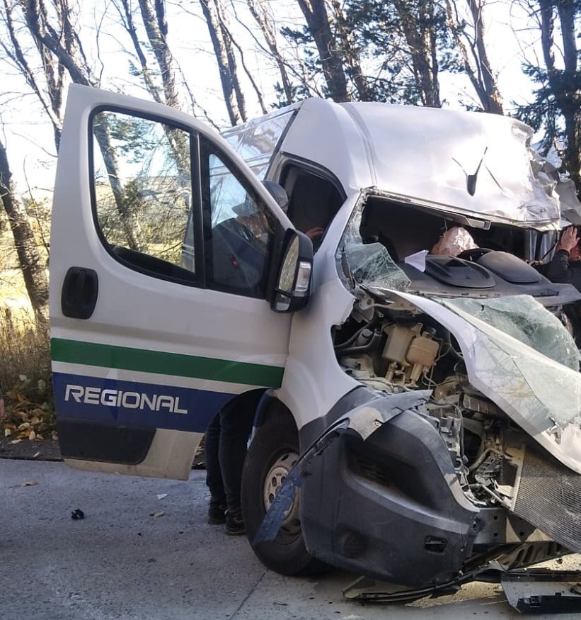Al menos 6 personas resultan heridas en choque en ruta 240 coyhaique Aysen , ABC de la emergencia trabaja en el lugar , ruta se mantiene cortada