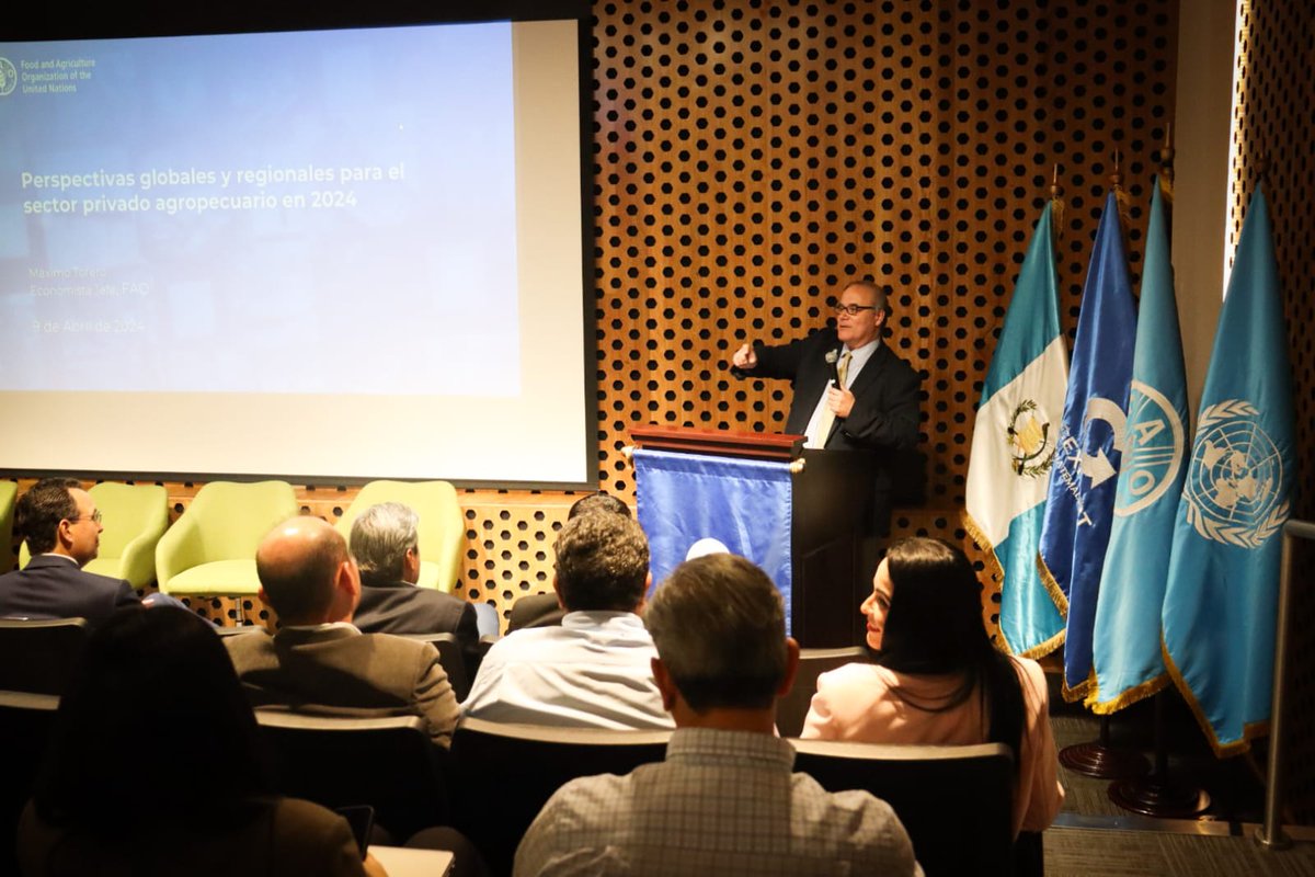 El Dr. @MaximoTorero, Economista Jefe de @FAOenEspanol presenta las 'Perspectivas globales y regionales para el sector privado agropecuario en 2024' en el conversatorio organizado por @FAOGuatemala y @AGEXPORTGT con la participación de empresarios y organizaciones del sector
