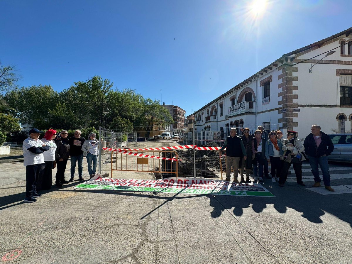 🚧 ❌ La Plataforma No al Muro hará una cadena humana durante el día para evitar que ADIF corte el tráfico rodado en la calle Carretera de Jarandilla, entre el paso a nivel de Pablo Luengo y el Paseo de la Estación.

<a href="/Junta_Ex/">Junta de Extremadura</a> <a href="/oscar_puente_/">Óscar Puente</a> <a href="/CesarJRamos/">Cesar Ramos</a> <a href="/psoeex/">PSOE de Extremadura /❤️</a> <a href="/ppextremadura/">Partido Popular de Extremadura</a>