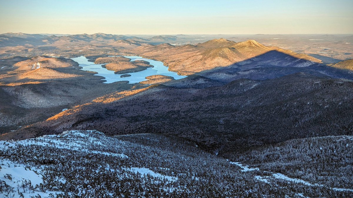 My favorite mountains were in the Path of #totality, so obviously I made one more winter trip to the #Adirondacks NY. I climbed snowy Whiteface Mt for #sunrise, and chilled on the summit till #sunset! I have pictures of #Eclipse2024 in this thread: (1 of 5)