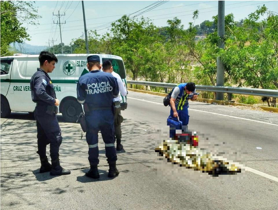 Un hombre de 76 años murió atropellado en el kilómetro 14.5 de la autopista a Comalapa, cerca de la residencial Ciudad Dorada, en Santo Tomás. Socorristas de Cruz Verde en conjunto con el SEM le realizaron maniobras de reanimación, pero ya no tenía signos vitales. 📸 Cortesía