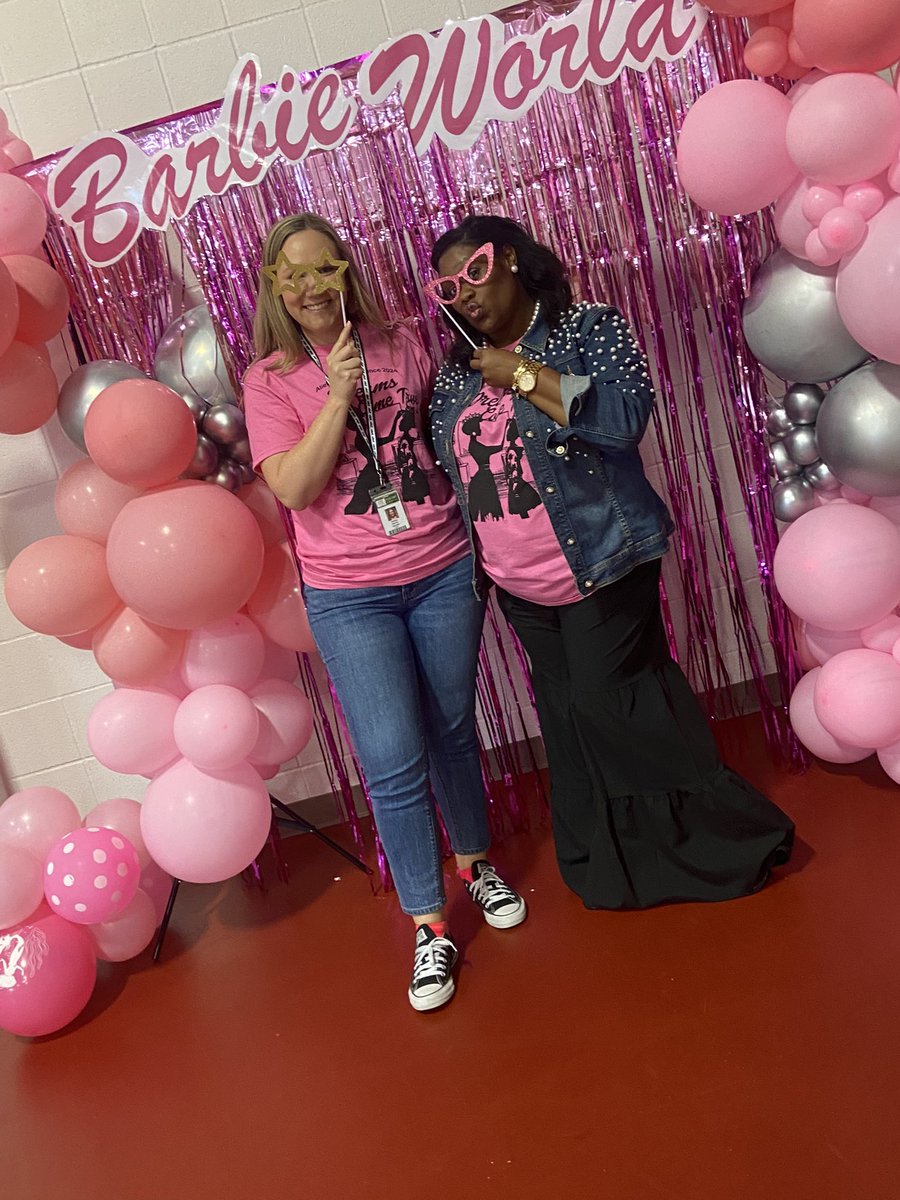 This weekend our Emerald Club had a blast at the Alief Girls Conference! We all left feeling confident and empowered 💕✌️ @PetroskyPirates @AliefISD #AliefGirlsClub