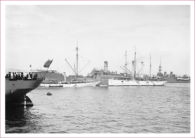 #DiarioDeLaRevolución 18-abril-1914 Se unen más barcos a la flotilla estadounidense en Veracruz 📷Barcos estadounidenses estacionados frente al Puerto de Veracruz, abril de 1914. Biblioteca del Congreso de Estados Unidos.