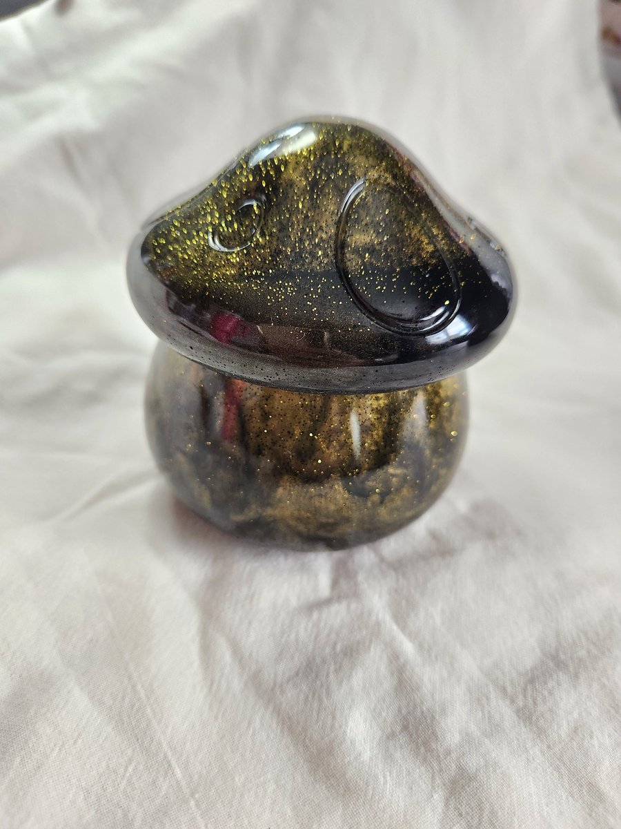 Who loves Mushrooms 🍄  I just finished these 2! 
✨️The line on the top can be outline in color of your choosing white,  black, Silver Glitter.
linktr.ee/heathercowart
#creativecreationsbyheather #handmadewithlove #mushrooms #epoxyresin
