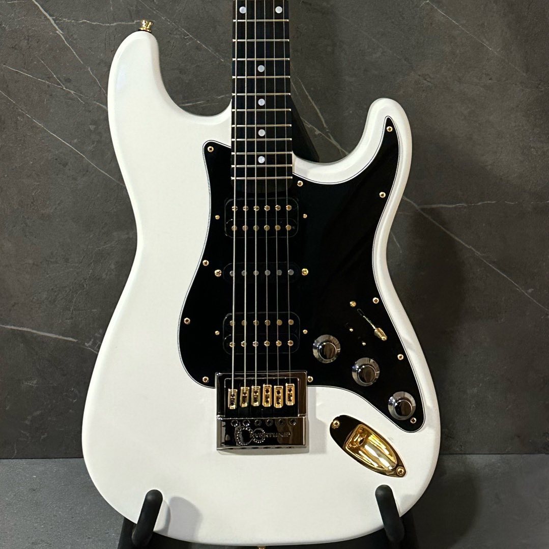 What a sweet looking Strat! The @EverTune8 with black nickel finish and gold saddles looks delicious, doesn't it? 😊 📷 micomico0806 on IG