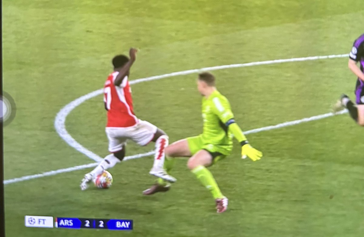 🗣️Rio Ferdinand is convinced #Arsenal should have had a penalty tonight for the challenge on Saka: 'Neuer deliberately leaves his leg out. For me it absolutely has to be a penalty. VAR had to send him to look at it! It is such a big decision with so much riding on it. Send him!'