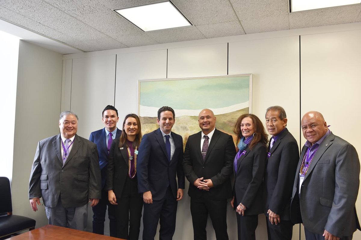 Alzheimer's is an unforgiving disease, and more than 30,000 people aged 65 and older in Hawai‘i are living with it. Today I talked with HI reps from @alzassociation about how we can keep working together to bolster research and help support Alzheimer's patients & their families.