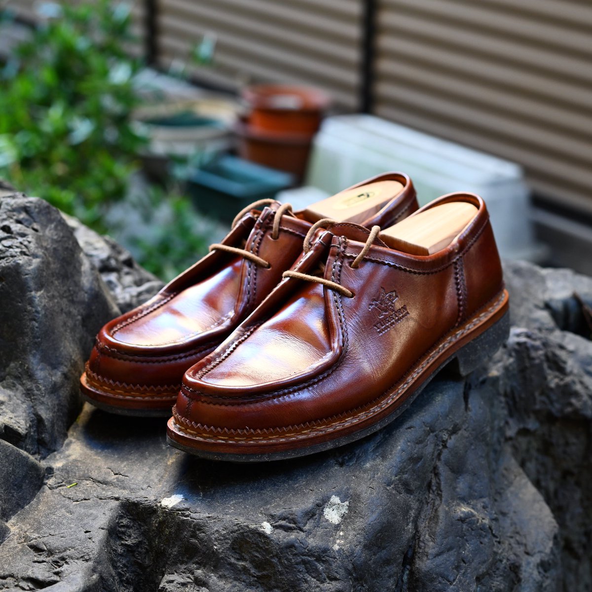 先週履いた靴
YUKETEM x HESCHUNG 

日曜日に履いてた靴。
雨にも強いので便利です。

#yuketen #heschung #shoes #mensshoes #shoecare #shoeshine #ユケテン #エシュン #紳士靴 #革靴 #靴磨き #シューケア #シューシャイン