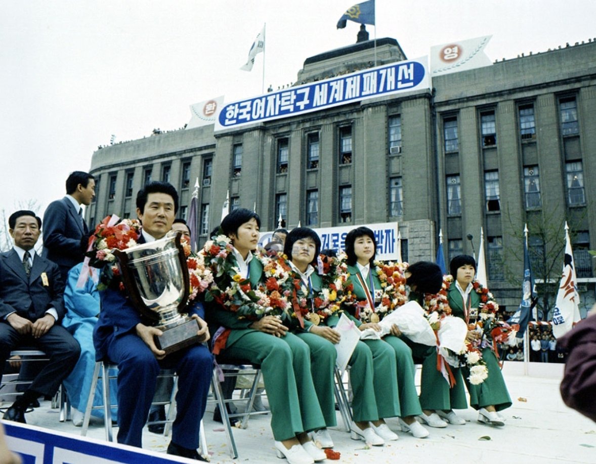 1973년 한국여자탁구 첫 세계 제패

사라예보에서 열린 제32회 세계탁구선수권대회 여자 단체전에서 한국이 일본을 누르고 우승을 차지했다. 귀국후 환영대회 모습이다.
국가기록원, 오늘의 기록