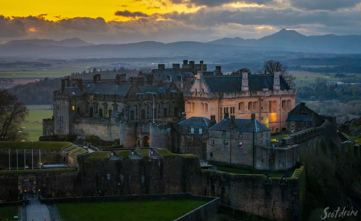 Stirling Castle at sunset this evening 😊🏴󠁧󠁢󠁳󠁣󠁴󠁿 #stirling #visitstirling #scotland #visitscotland #castle #historic