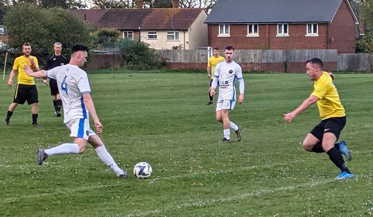 GAME 148 OF 2023/24
📅 Tuesday 9th April ⏱️18:00
🏟️1295 - Stade De Ranch
🟡 <a href="/Britwell_FC/">Britwell FC</a> 1 (55)
⬜️ <a href="/ACSPORTSFC/">Aston Clinton Sports FC</a> 2 (Mason 12, Payne 60)
🏆 <a href="/HellenicLeague/">Hellenic League</a> D2 East
👨‍👩‍👦‍👦 50

A pleasant place to watch a game, the hosts were unlucky.

BLOG 👇

footygrounds.blogspot.com/2024/04/britwe…