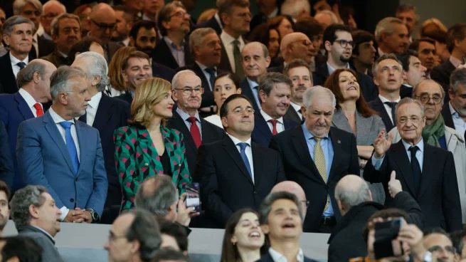 FonsiLoaiza's tweet photo. Hoy ha acudido casi todo el poder judicial y ejecutivo del Estado español al palco del Santiago Bernabéu. Han sido invitados por Florentino Pérez: González-Trevijano y Conde Pumpido, expresidente y presidente del Tribunal Constitucional, y hasta 7 ministros del PSOE: Albares, Pilar Alegría, Víctor Ángel Torres, Jordi Hereu. Ana Redondo y Óscar Puente. El capo del régimen español.