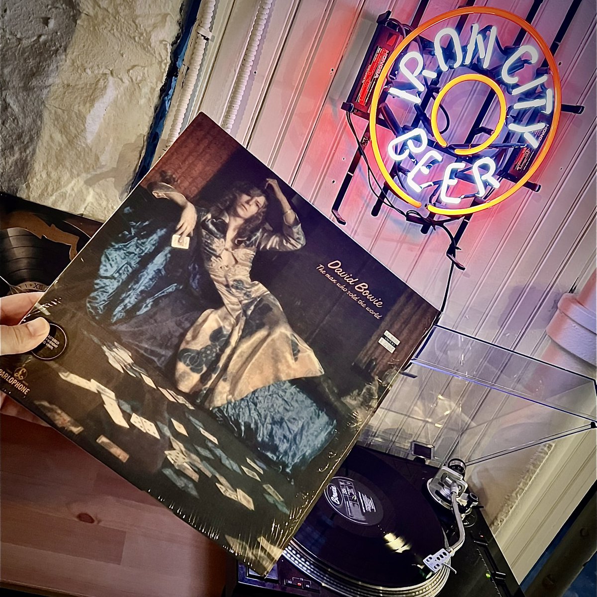mpgeiser's tweet photo. Because sometimes I just need to hear some #DavidBowie…
And because #TheWidthOfACircle is 8 minutes long… 🎸❤️🤘
And it’s what’s spinning in Pittsburgh… https://t.co/YWwJAu188R