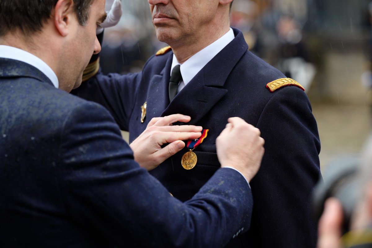 Praticiens militaires, enseignants et chercheurs partageront désormais un lieu sur le site historique du Val-de-Grâce. Nous créons l’Académie de santé des armées, réunissant ceux qui, par leurs connaissances et leur travail, œuvrent à la santé de nos soldats.