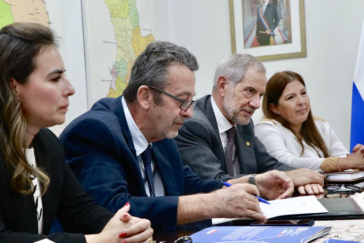 A fin de articular acciones en beneficio a la formación de los profesionales de enfermería, recibí a la coordinadora de la @OPDPARAGUAY, Alicia Pomata; el embajador de Italia, Marcello Fondi y el asesor de Salud de la región de Lombardía, Guido Bertolaso.

#GobiernoDelParaguay