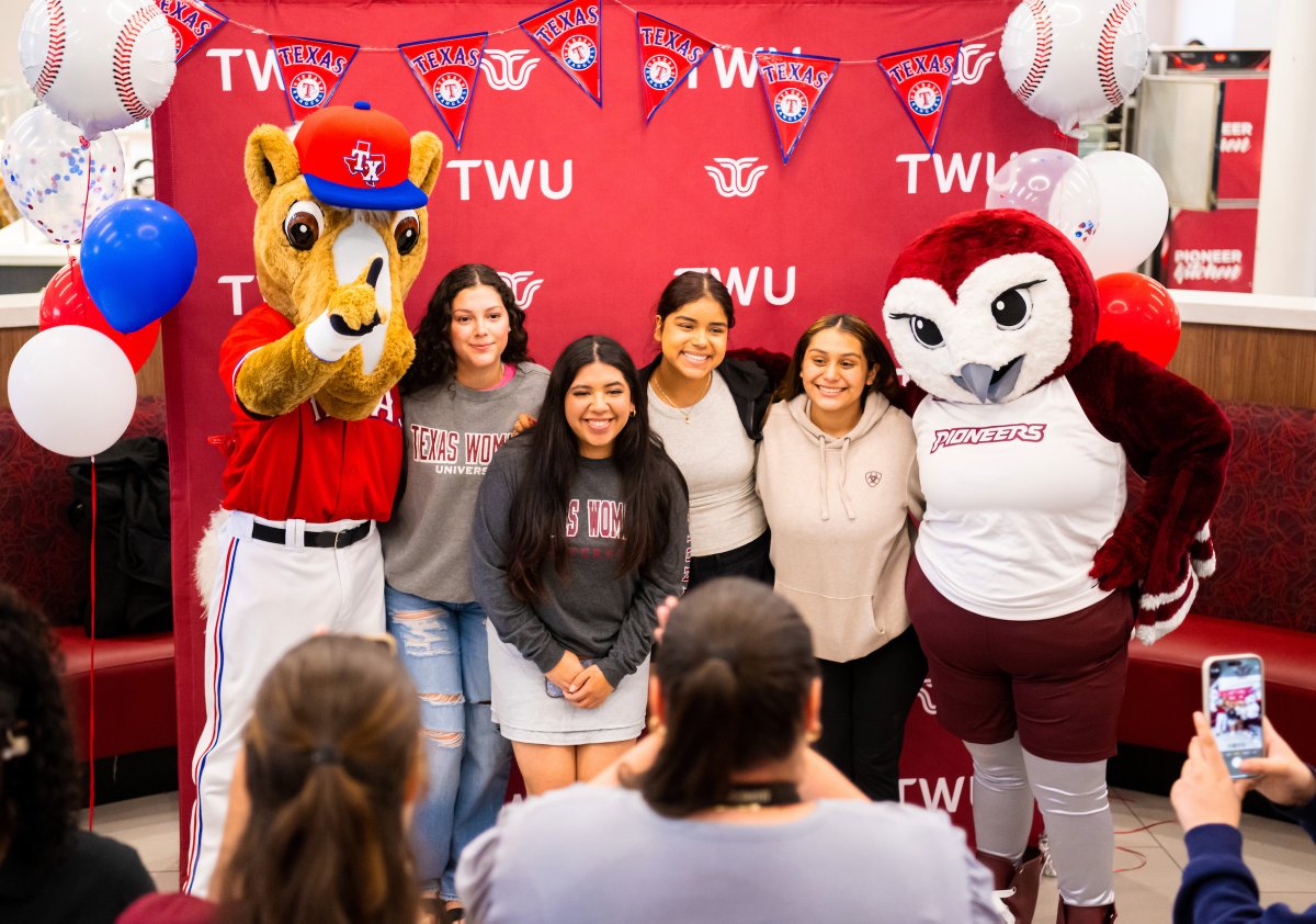 We had a special guest at TWU at lunch today! @RangersCaptain thanks for visiting and we'll see you for TWU night on Apr. 23.