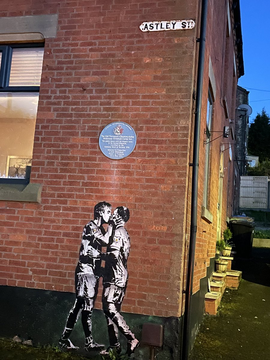 Astley Street, Stalybridge. Once the sight of the Old Thirteenth Cheshire Astley Volunteer Rifleman Corps Inn. Pub with the longest name in British apparently. No idea who the artist is but it’s really nicely done 👌🏻🇾🇪 @GNev2