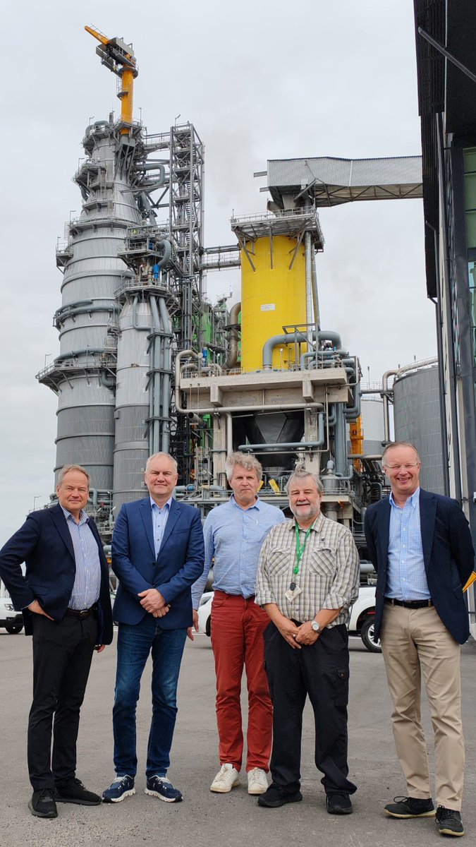 Kauas on pitkä matka. 
Upm:n Uruguayn uusin sellutehdas Paso de lo Toros sijaitsee keskellä ”ei mitään”. Oma rautatieyhteys satamaan, puunhankinta, logistiikka, tuotanto - upeasti rakennettu kokonaisuus. Jättiläistä todistamassa myös  @eljasrepo ja @investmenttraps