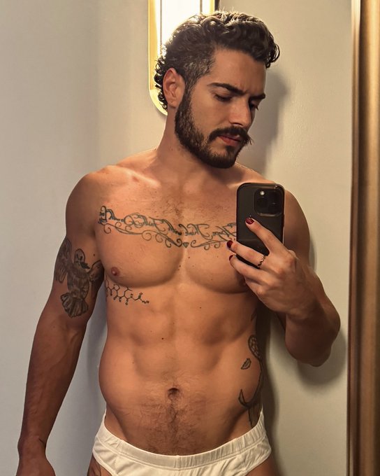 Watch Iggle Pringle's leaked NSFW photo on TwXstars