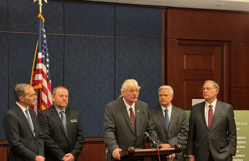 NCGA's First VP Kenneth Hartman Jr., joined by @SenJohnHoeven and @SenateAgGOP, spoke on Capitol Hill today to offer support of legislation to make crop insurance more affordable for producers through the farm bill. #cornadvocacy #Farmbill Read more. 👇 bit.ly/3xvIfCc