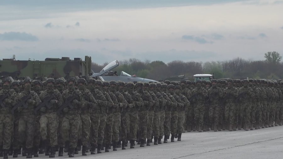 Prestijli Associated Press'te ele alınan bir makalede, Sırbistan'ın 12 Fransız Rafal askeri uçağı satın alması Aleksandar Vucic'i Kosova'ya saldırmaya teşvik edebilir.