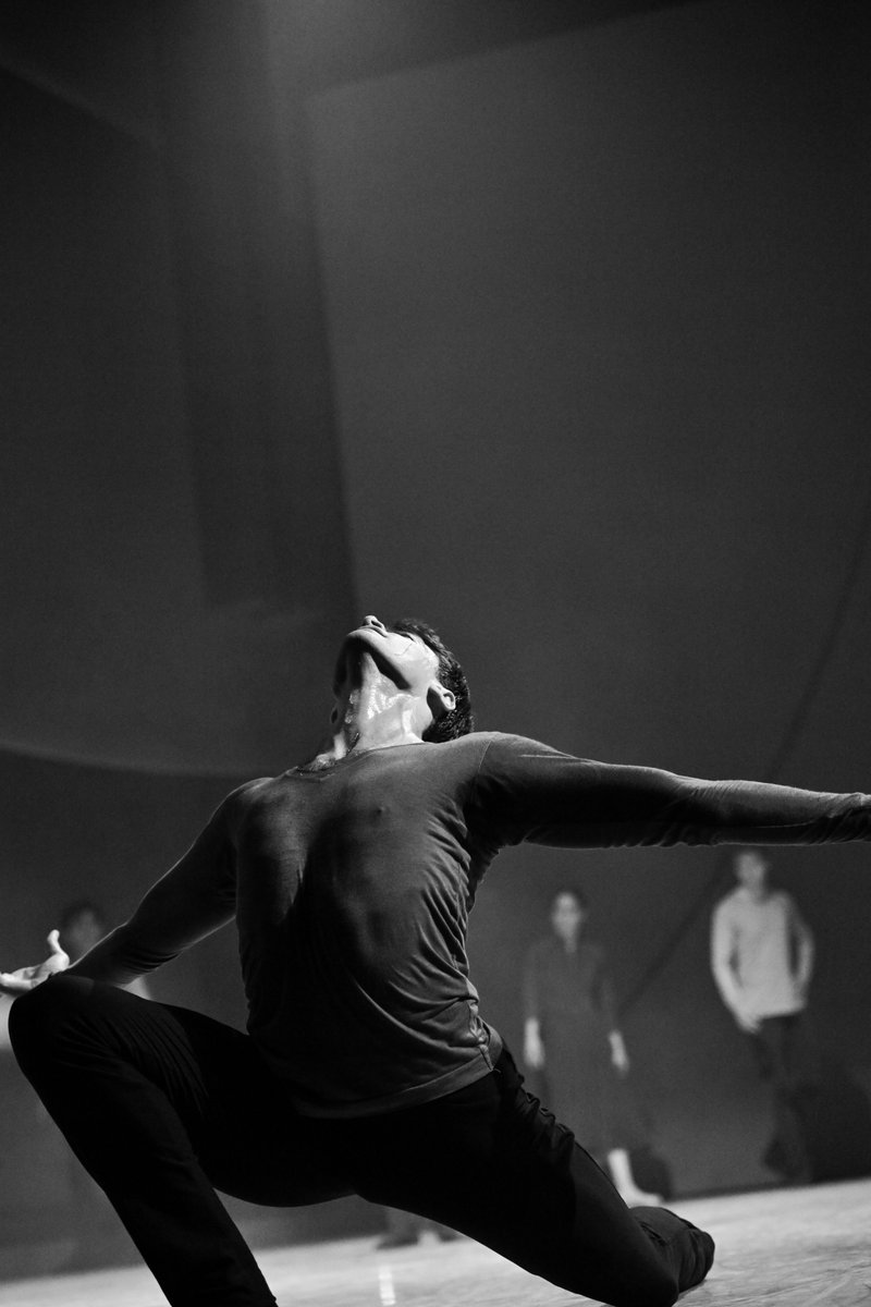 Beautiful images of SWAN LAKE with the beautiful dancers of @scottishballet! Come see this wonderful company in performance only until 4 May 2024. Click on the link for tickets & information; scottishballet.co.uk/whats-on/swan-… 📷 @RimbaudPatron