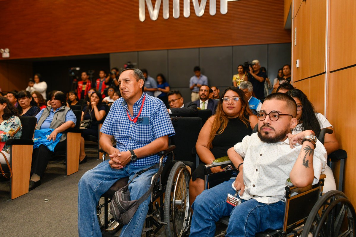 Presentamos, junto al @mimpconadis, la beca “Discapacidad y Liderazgo” de @FulbrightPeru. Este programa financia parcialmente los estudios de posgrado en los 🇺🇸 a personas con discapacidad, brindando igualdad de acceso a oportunidades para todos: fulbright.pe/becaDYL