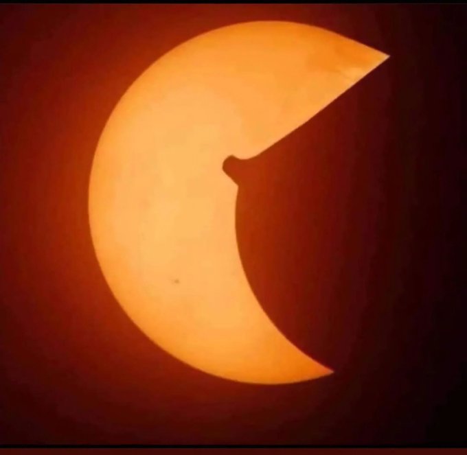 The eclipse I saw from Las Vegas. 🎲🎲&hearts;️&spades;️&clubs;️&diams;️😝 https://t.co/FZGaUjT2SO<a href="/tag/humpday"class="tags"><span>#humpday</span></a>