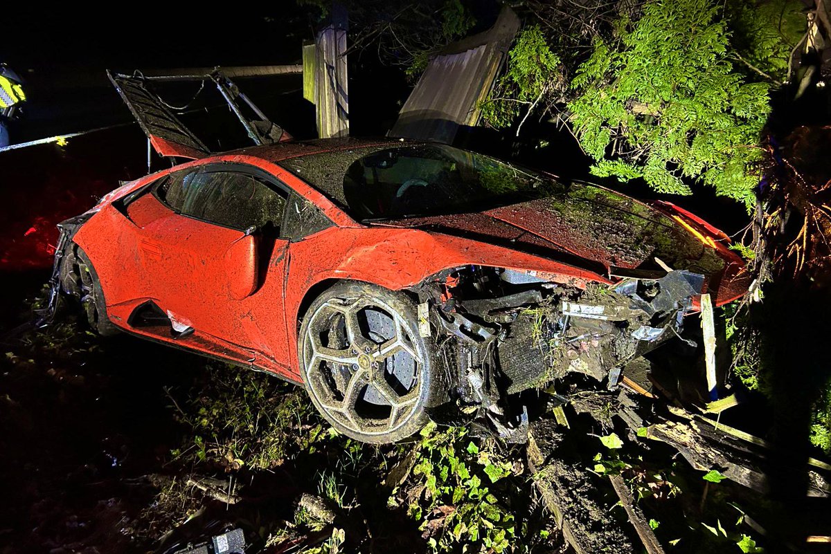 Kanada
Ehliyetsiz 13 yaşındaki genç, Lamborghini Huracan’ı “deneme sürüşü” sırasında Pert etti. 

- Ne denemesi ??!!
•Satış ilanı olan aracın sahibine kendisini alıcı olarak tanıtmış. Yanında yaşıt arkadaşı var. Araç sahibi de soru sormadan aracı bunlara vermiş

-kaza ?
•Gece…