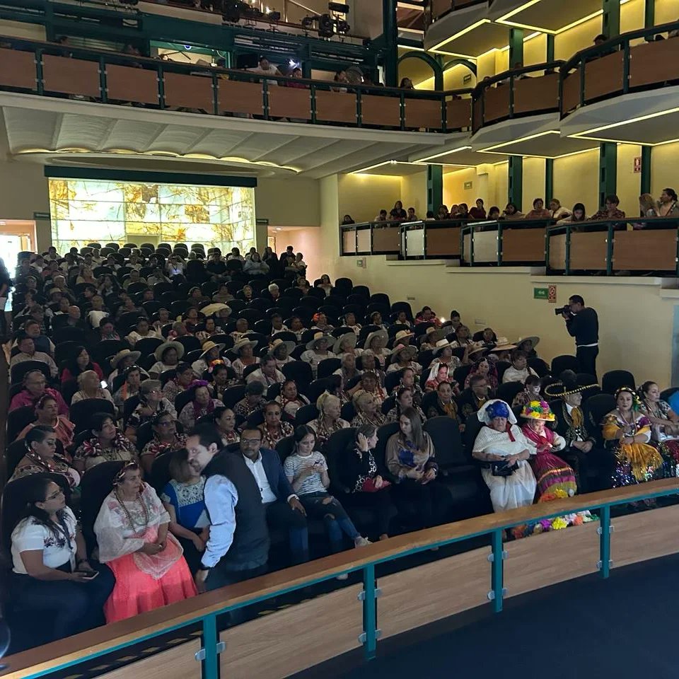 InapamPuebla_'s tweet photo. 4to. Desfile de trajes típicos del Estado de Puebla, en el Teatro de la Ciudad junto con Smdif Puebla, a cargo de la Lic. Norma Angélica Olivares Juárez.
🟢Agradecemos la participación de nuestros Adultos Mayores, de las autoridades y de todos los presentes que nos acompañaron.🟢 https://t.co/UaEBuXoh60