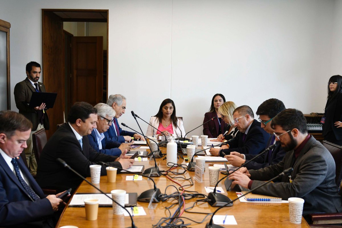 En mi primera sesión como presidenta de la comisión de Derechos Humanos, Nacionalidad y Ciudadanía del @Senado_Chile, recibimos al Subsec. de Derechos Humanos, Xavier Altamirano, quien entregó en detalle la agenda y las prioridades legislativas de la subsecretaria de DDHH.