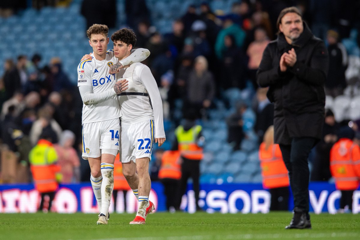 👨‍👦 Together through it all. Ups and downs. Remember that.

📸@brucerollinson | #lufc