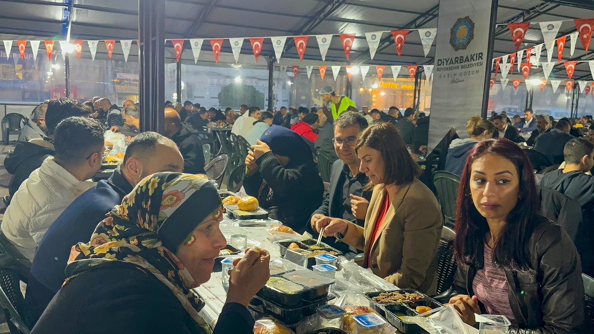 Amed Büyükşehir Belediye Eşbaşkanları Serra Bucak ve Doğan Hatun, Büyükşehir Belediyesine ait Dağkapı Meydanındaki çadırda verilen iftar yemeğine katıldı. - Hevşaredarên Bajarê Mezin ê Amedê Serra Bucak û Dogan Hatun beşdarî xwarina fitarê ya ku li konê Şaredariya Bajarê Mezin a…